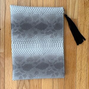 NEW-BAM FOREVER BAG. BEAUTIFUL SNAKE PRINT WITH SUEDE TASSEL AND GOLD ZIPPER.